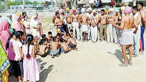 अर्धनग्न होकर बच्चों सहित सड़कों पर उतरे किसान