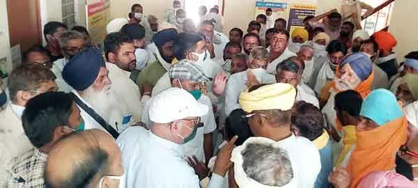 घेराव के दौरान मंडी समिति सचिव के साथ हुई धक्का-मुक्की