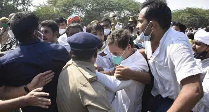 पुलिस ने राहुल गांधी के साथ की धक्का-मुक्की, फिर लिया हिरासत में