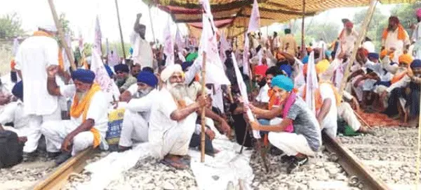 किसान आंदोलन जारी रहने पर पंजाब में रेल आवागमन बुरी तरह प्रभावित