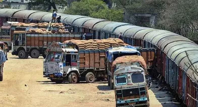 किसान रेल से फलों-सब्जियों की ढुलाई में 50 प्रतिशत की छूट मिलेगी