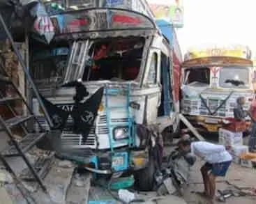 तीन दुकानों में घुसा अनियंत्रित ट्रक