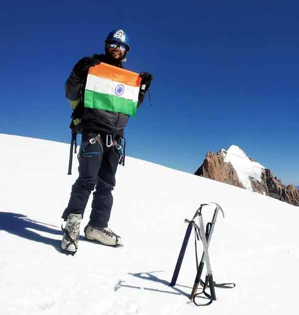 6001 मीटर ऊंचे पहाड़ देवटिब्बा पर चढ़ाई करके वरूण ने बनाया रिकॉर्ड