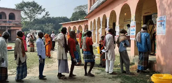 बिहार: तीसरे चरण का मतदान जारी, 34.82 प्रतिशत हुआ मतदान