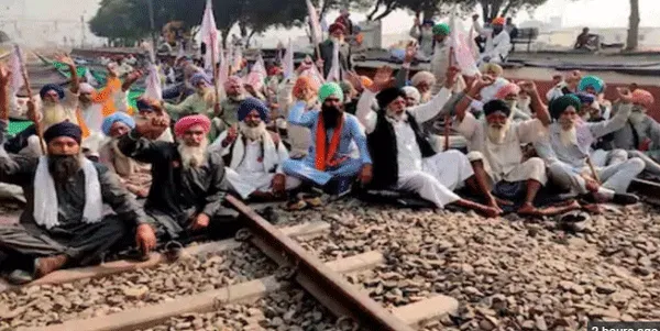 किसानों की सोमवार से ट्रैक पूरी तरह से खाली करने की घोषणा