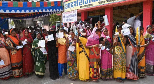 बिहार : कोरोना पर भारी पड़ा वोटरों का उत्साह, 54.05 प्रतिशत वोट कर 1463 प्रत्याशी के भाग्य का किया फैसला