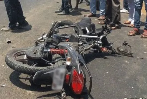 कैंटर की टक्कर से बाइक सवार दो युवकों की मौत, एक गंभीर