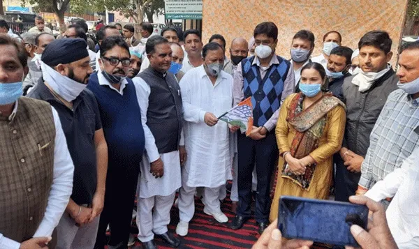 मेडिकल फीस बढ़ाने के विरोध में कांग्रेसियों ने किया प्रदर्शन