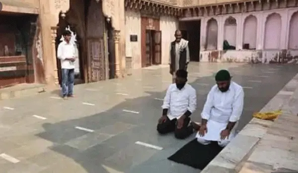 मंदिर में नवाज पढ़ने पर विवाद, फोटो वायरल, रिपोर्ट दर्ज
