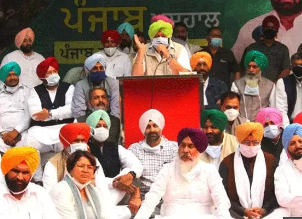दिल्ली: धरने पर बैठे कैप्टन और नवजोत सिंह सिद्धू