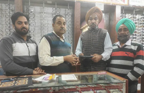 डेरा श्रद्धालु ने गुम हुआ पर्स वापिस कर दिया ईमानदारी का सबूत