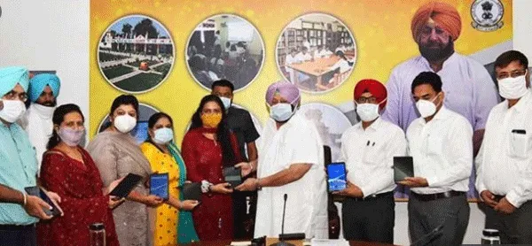 सरकारी प्राईमरी स्कूलों को 2625 टेबलेट्स का वितरण