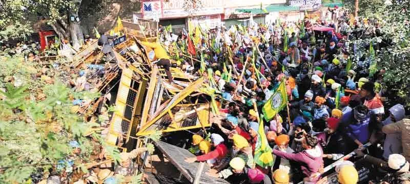 चली है रस्म कि कोई न सर उठा के चले….