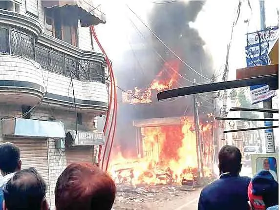 खाली प्लाट में पडे कूड़े के ढेर में लगी आग से जला सोफा गोदाम