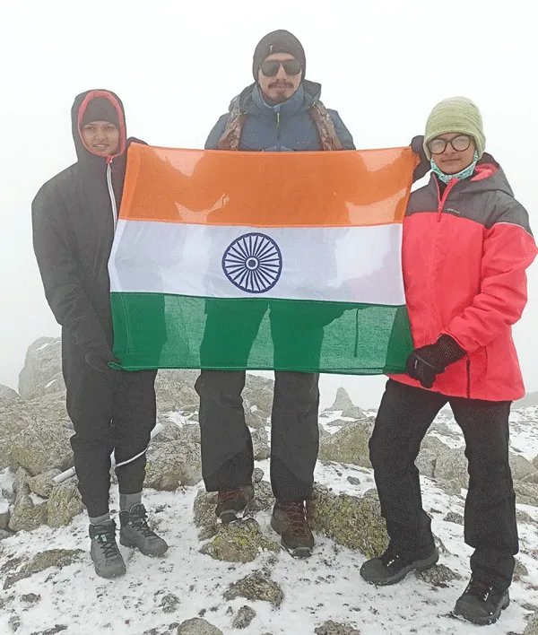 माउंट मून पर्वत की चोटी को फतेह कर लौटा हिसार का पर्वतारोही दल