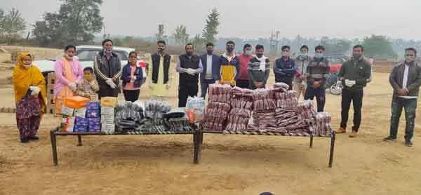 डेरा अनुयायियों ने 156 बच्चों को बांटे जूते और जर्सियां