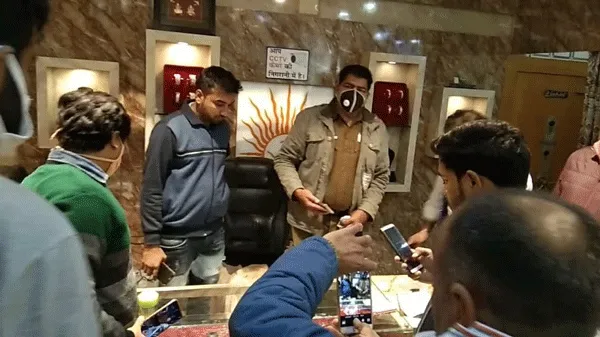 घरौंडा में ज्वेलर्स की दुकान को लूटने के प्रयास में बदमाशों ने दुकानदार पर चलाई गोलियां
