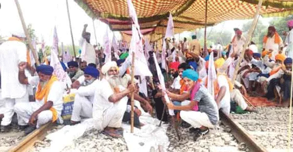 किसान आंदोलन : पंजाब में रेल सेवाएं ठप होने से आम जनता परेशान