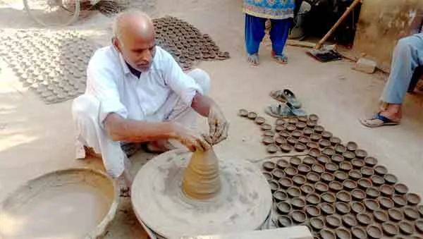 मिट्टी के दीयों में छिपी कुम्हार परिवार की खुशियां