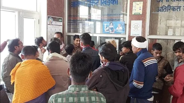 रेलवे स्टेशन पर यात्री ट्रेन को लेकर तैयारियां शुरू