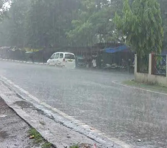 यूपी के कई क्षेत्रों में बारिश, ओलावृष्टि