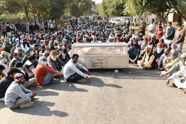 साध-संगत ने मनोहर लाल इन्सां की मृतक देह को बाजाखाना-बरनाला सड़क पर रख कर लगाया धरना