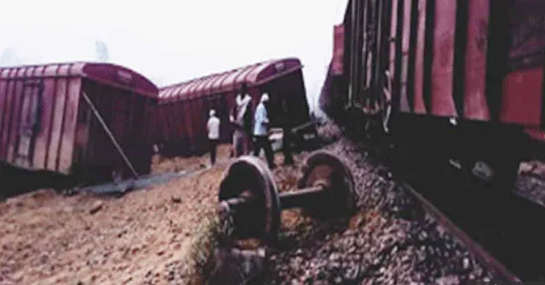 कासगंज में मालगाड़ी की सात बोगियां पलटी, 20 पटरी से उतरी, यातायात बाधित