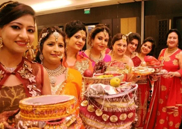 प्रेम व विश्वास के पर्व करवाचौथ पर सजी सुहागिनें