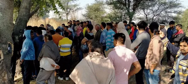खेतों में पेड़ से लटका मिला युवक का शव