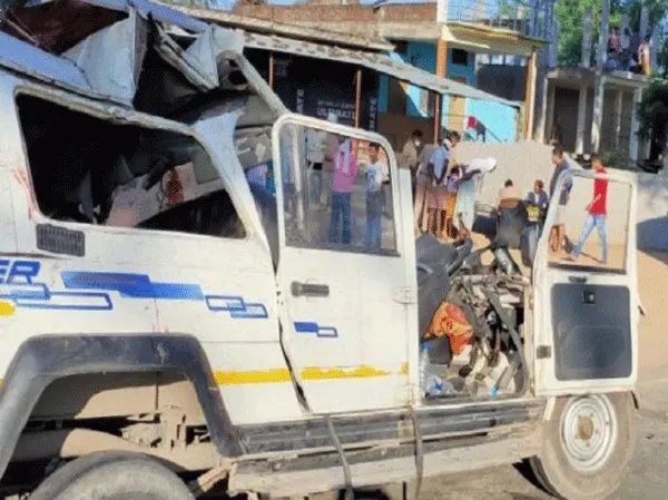बहराइच सड़क हादसे में वैन सवार छह जायरीनो की मृत्यु,10 घायल