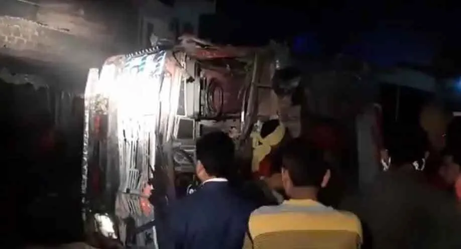 सड़क हादसे में आठ मरे, दो घायल