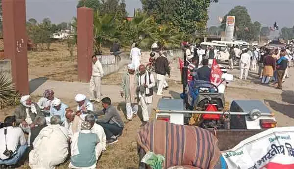 फौगाट खाप ने ट्रैक्टर-ट्रालियों के जत्थे के साथ किया दिल्ली कूच