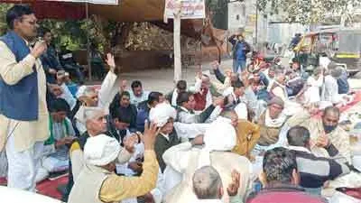 किसान और सामाजिक संगठनों ने किया सांसद, विधायक का सामाजिक बहिष्कार