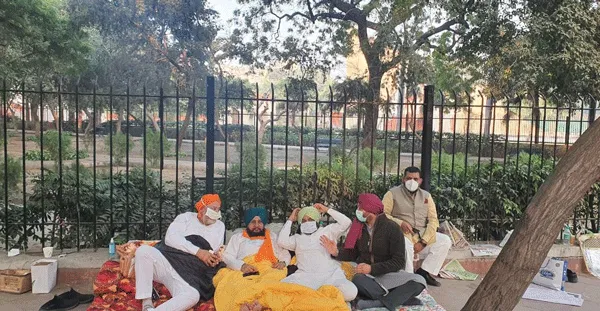 जंतर मंतर पर खुले आसमान के नीचे कांग्रसी सांसदों का धरना जारी