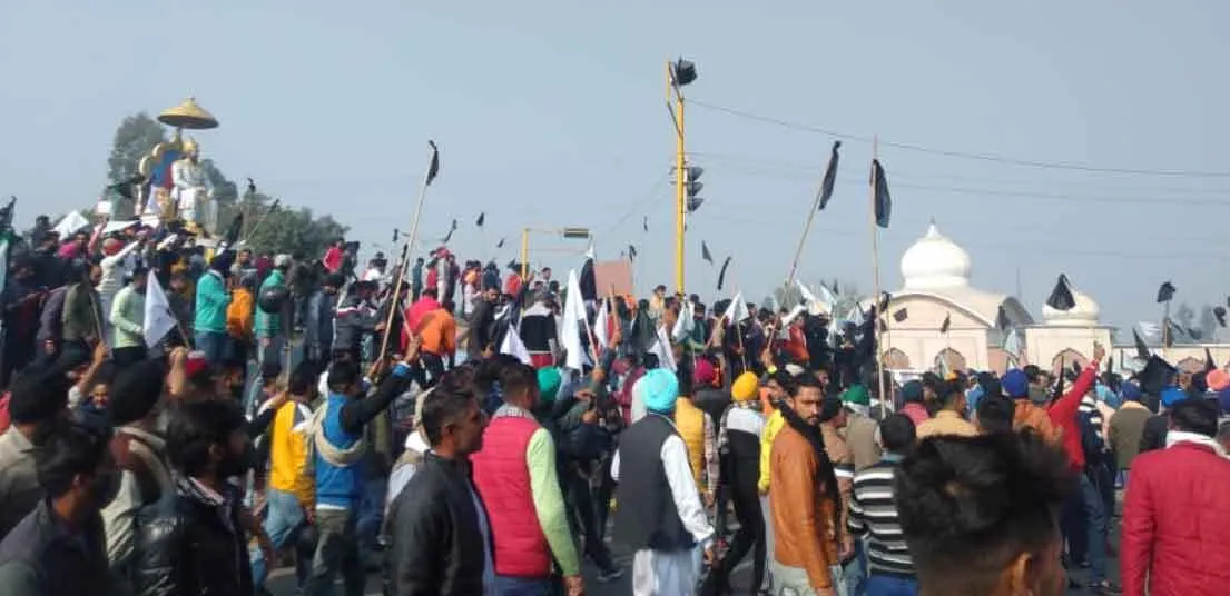 अंबाला में सीएम को दिखाए काले झंडे, पुलिस ने धक्का-मुक्की की तो किसानों ने बरसाए डंडे