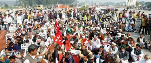 टोल प्लाजा से नि:शुल्क दौड़े वाहन