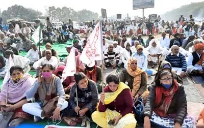 महिलाओं ने संभाला मोर्चा, दूसरे दिन भी टोल रहा फ्री