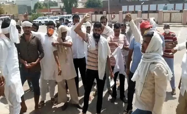 जमीन का कब्जा लेने गई प्रशासन की टीम को किसानों ने बैरंग लौटाया