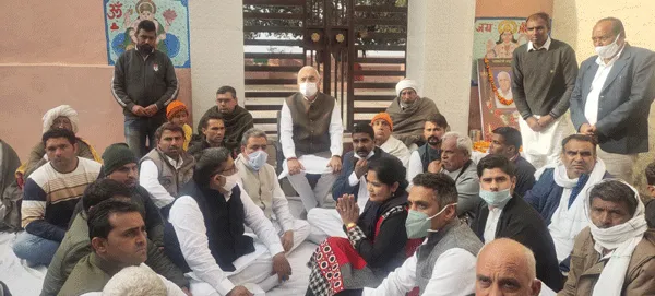 ‘मृतक किसानों के परिवार को मुआवजा व नौकरी दे सरकार’