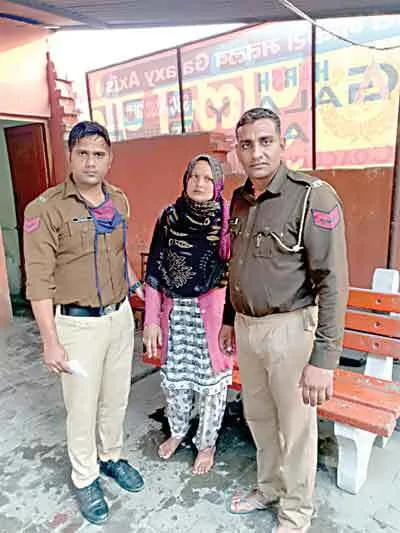 नहर में कूदी महिला को पुलिस के जवान ने बचाया