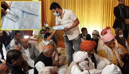 देश में पहली बार मास्क और सेनिटाइजर का भरा भात