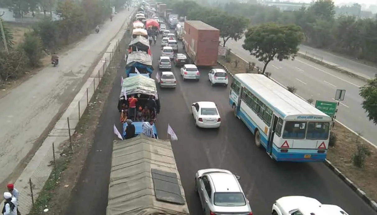 घरौंडा टोल टैक्स पर कई किलोमीटर तक भारी जाम