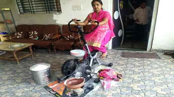 जुगाड़: कसरत के साथ-साथ गेहूं पिसाई भी