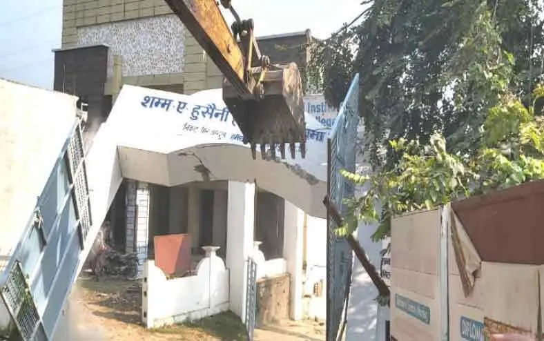 गाजीपुर में बाहुबली विधायक मुख्तार अंसारी के करीबी की इमारत धवस्त