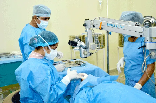 कैंप में नेत्र रोगियों के ऑपरेशन शुरू