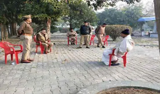 सपा नेताओं के घर के बाहर पुलिस का पहरा
