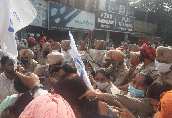 मोती महल घेरने जा रहे बेरोजगार अध्यापकों व पुलिस में धक्कामुक्की