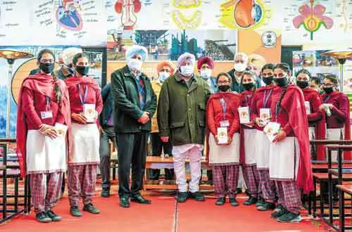80 हजार विद्यार्थियों के हाथों में पहुंचे स्मार्टफोन