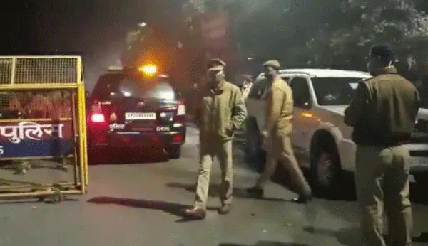 सपा की किसान यात्रा को अनुमति नहीं, अखिलेश का आवास छावनी में तब्दील