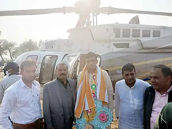हेलीकॉप्टर में सवार होकर पहुंचा दुल्हन लेने एडवोकेट दुल्हा